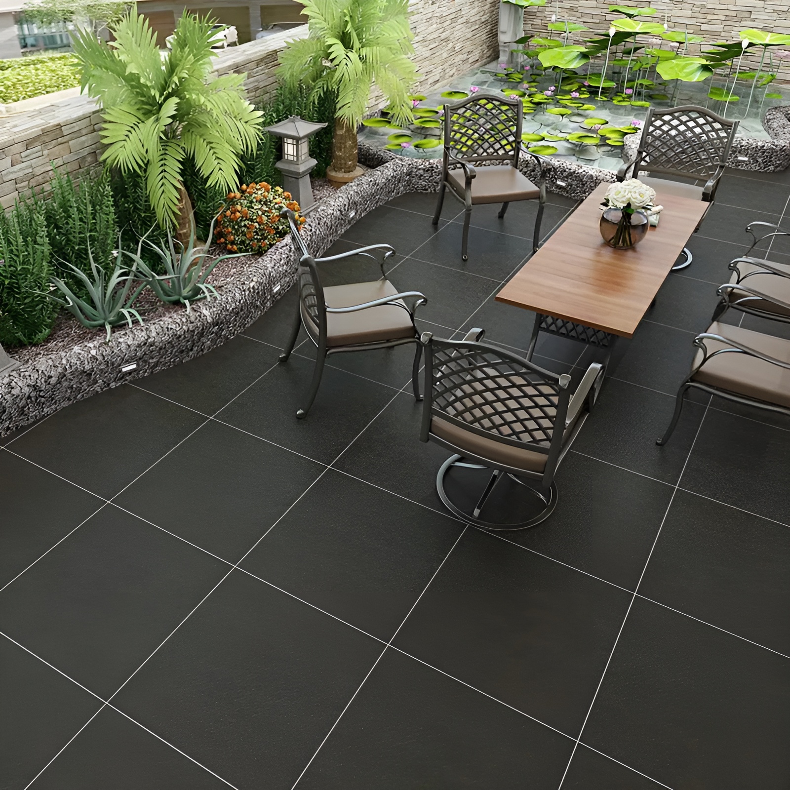 Keramik rustic pada teras rumah tropis