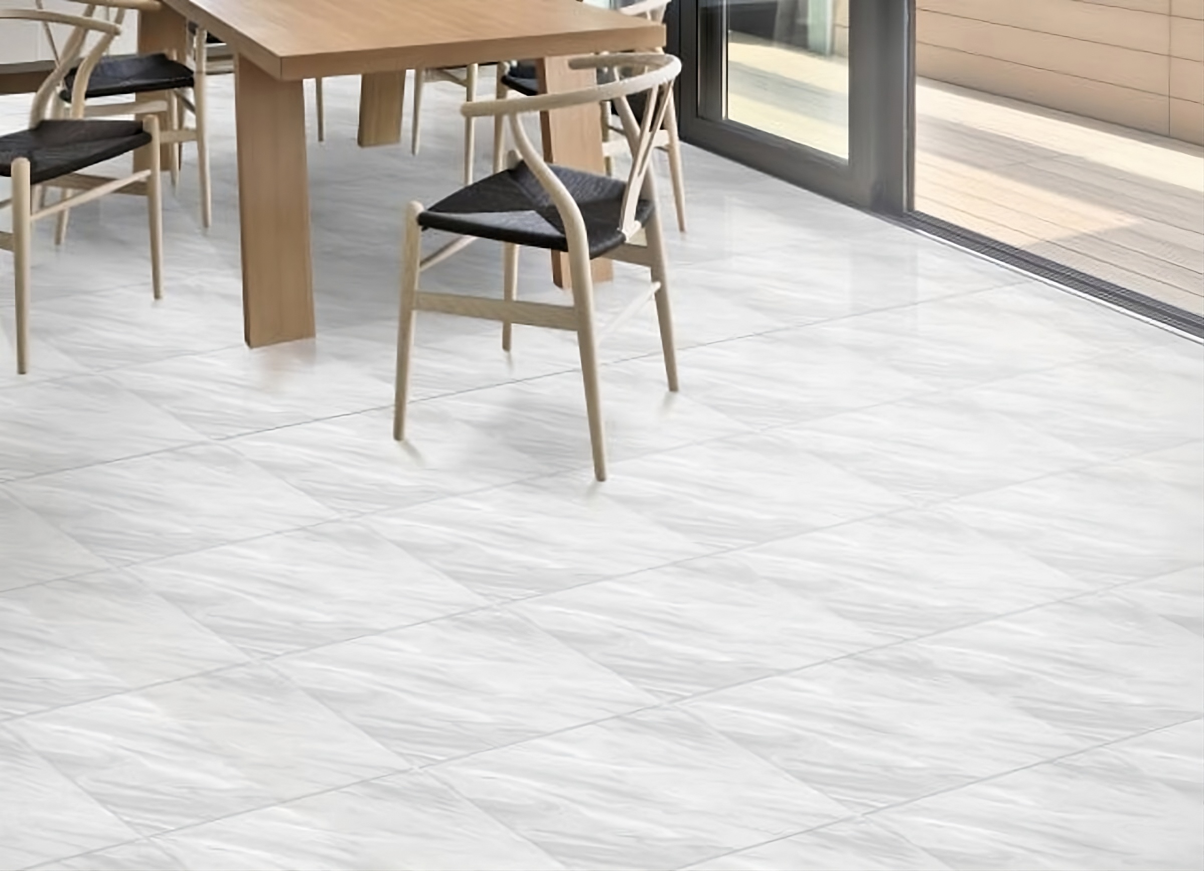 Keramik glossy warna putih di ruang tamu minimalis modern.