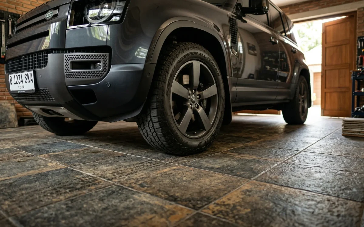 Keramik garasi mobil anti-slip berkualitas tinggi untuk rumah minimalis di Jakarta.