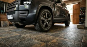 Keramik garasi mobil anti-slip berkualitas tinggi untuk rumah minimalis di Jakarta.