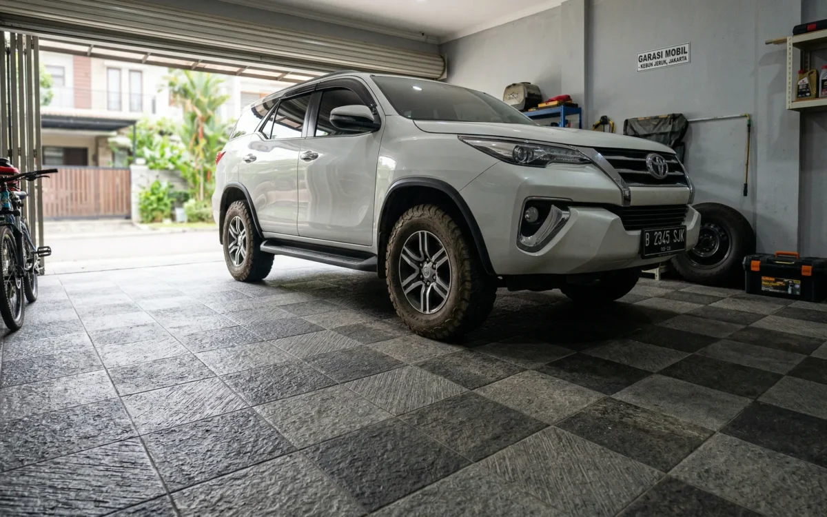 Inspirasi pemasangan keramik garasi mobil kasar untuk carport rumah di Jakarta yang tahan beban berat dan tidak licin
