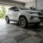 Inspirasi pemasangan keramik garasi mobil kasar untuk carport rumah di Jakarta yang tahan beban berat dan tidak licin