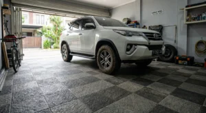 Inspirasi pemasangan keramik garasi mobil kasar untuk carport rumah di Jakarta yang tahan beban berat dan tidak licin