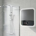 Pemanas air listrik water heater Ariston 30 liter untuk kamar mandi keluarga di Jakarta.